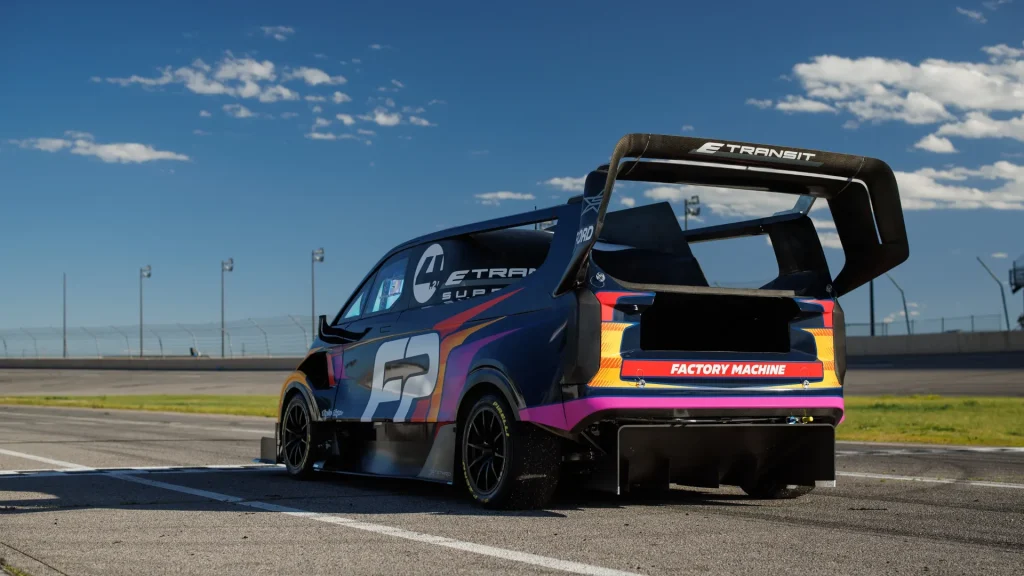 Trasera de la Ford Supervan MK 4-2