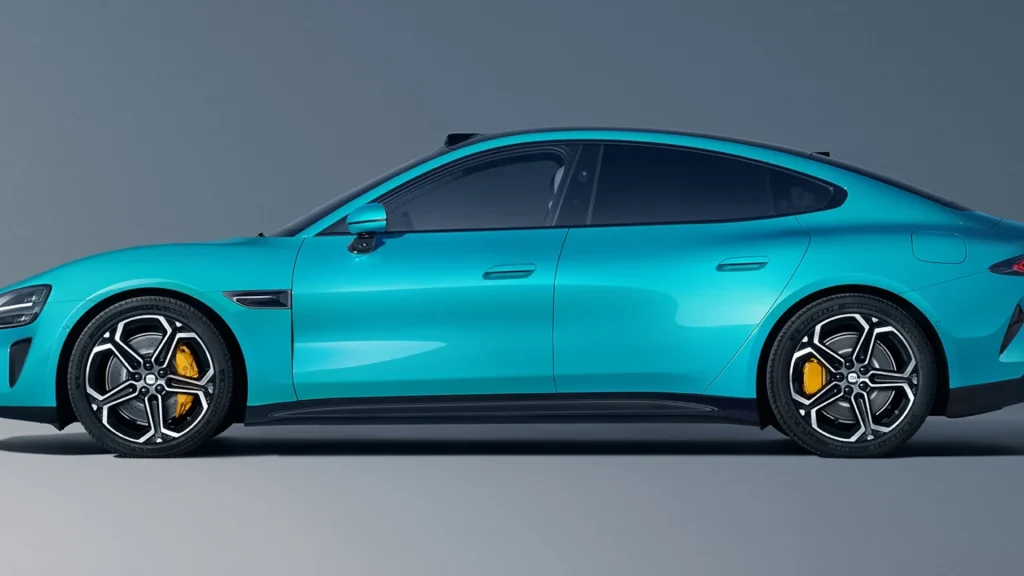 Lateral do Xiaomi SU-7