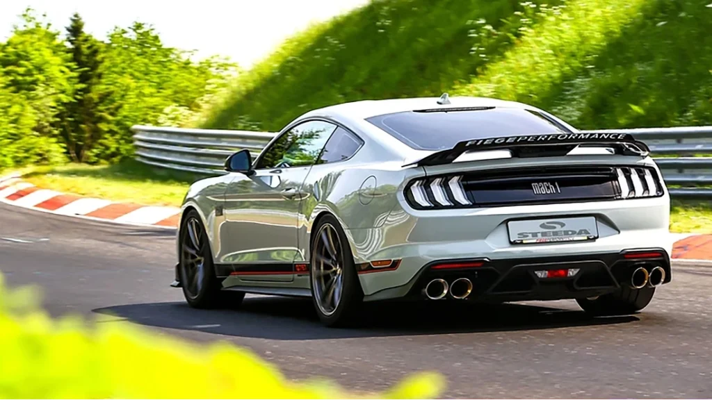 Parte trasera del Mustang Steeda Q767 y Q767 Dark Horse