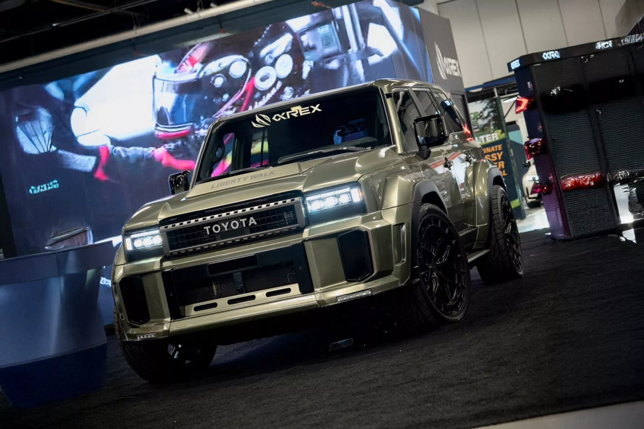 Liberty Walk 的丰田陆地巡洋舰比 AMG 更激进——但只是摆拍吗?