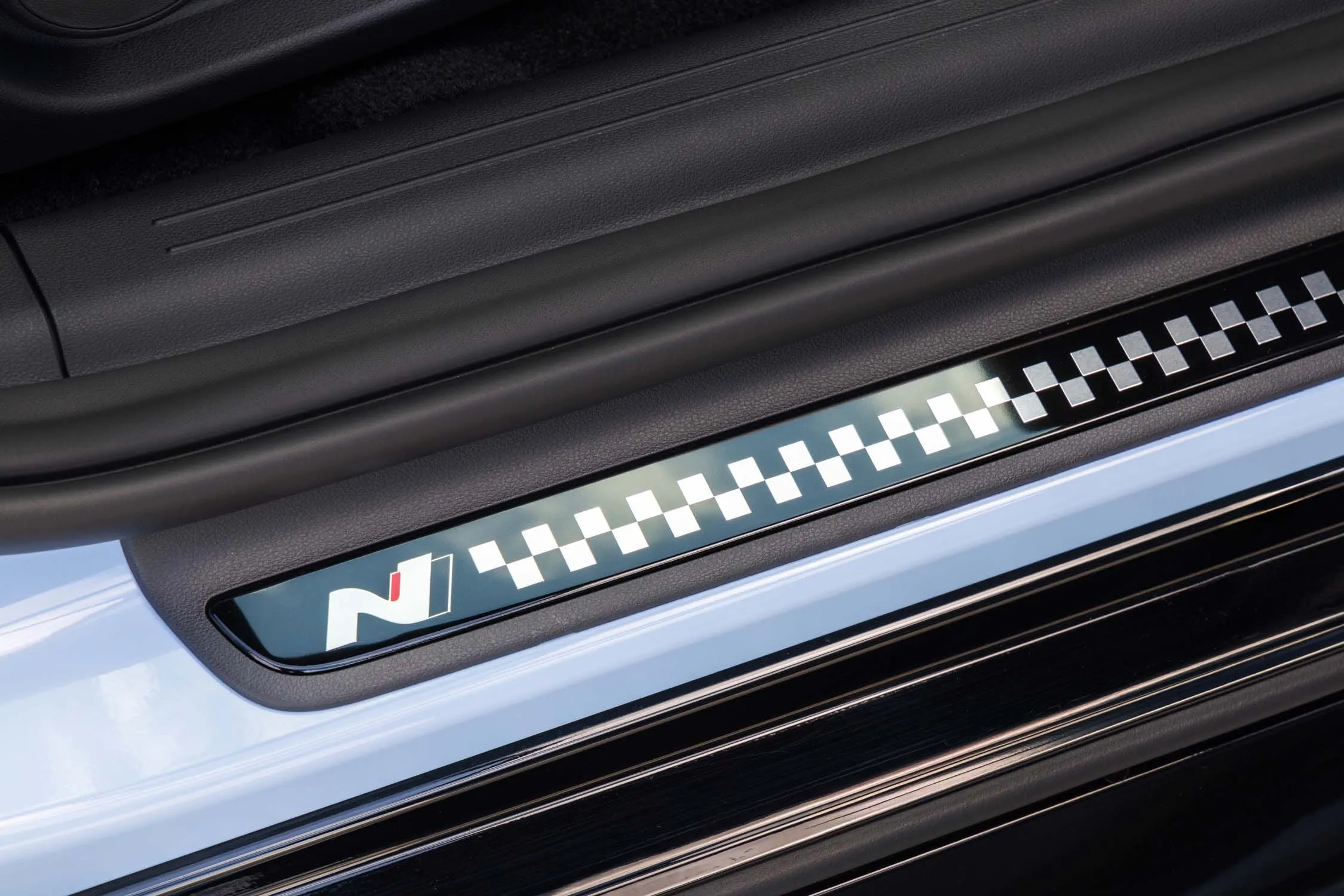 ヒョンデ アイオニック 6 N 2026の側面