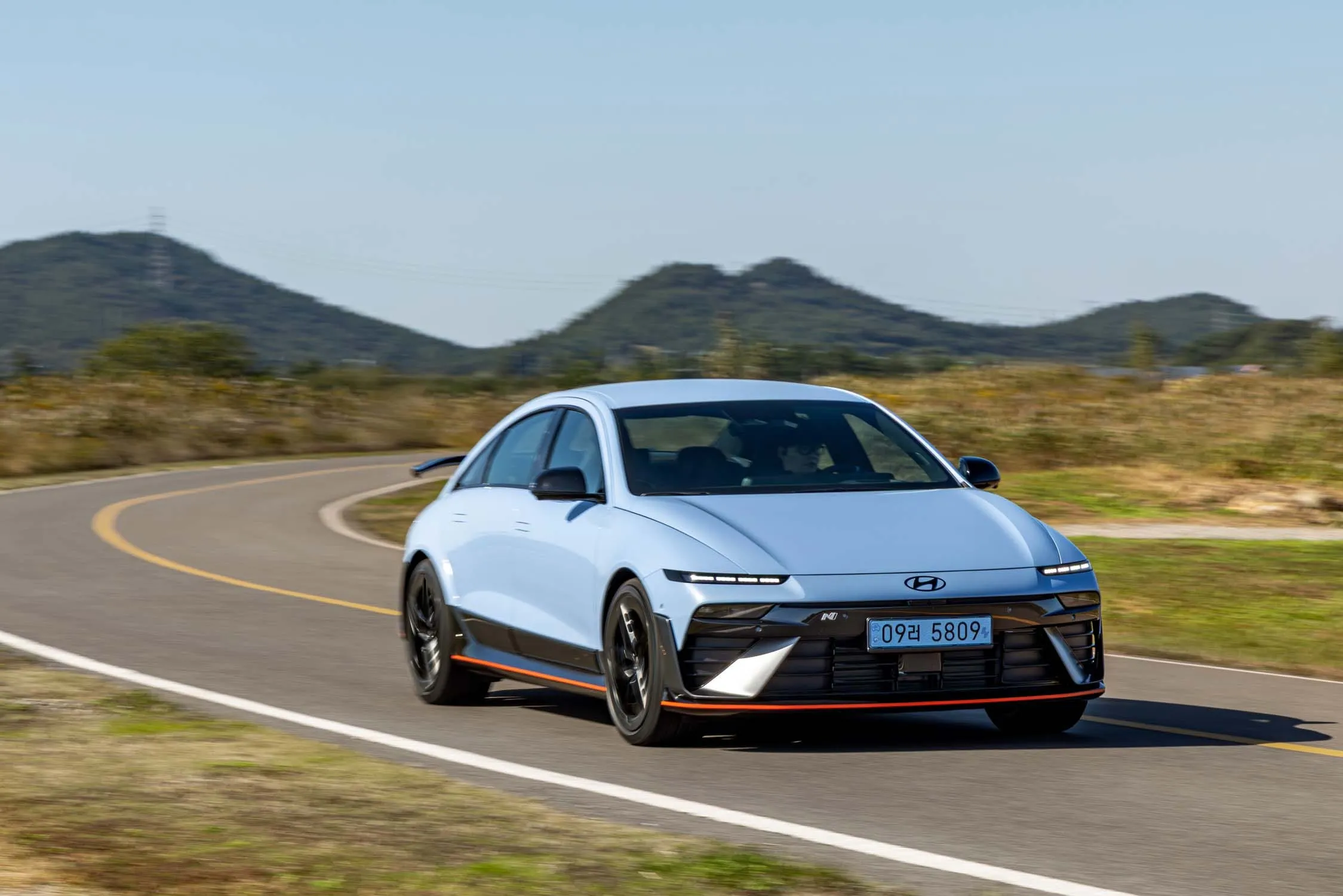 ヒョンデ アイオニック 6 N 2026のリア3/4ビュー