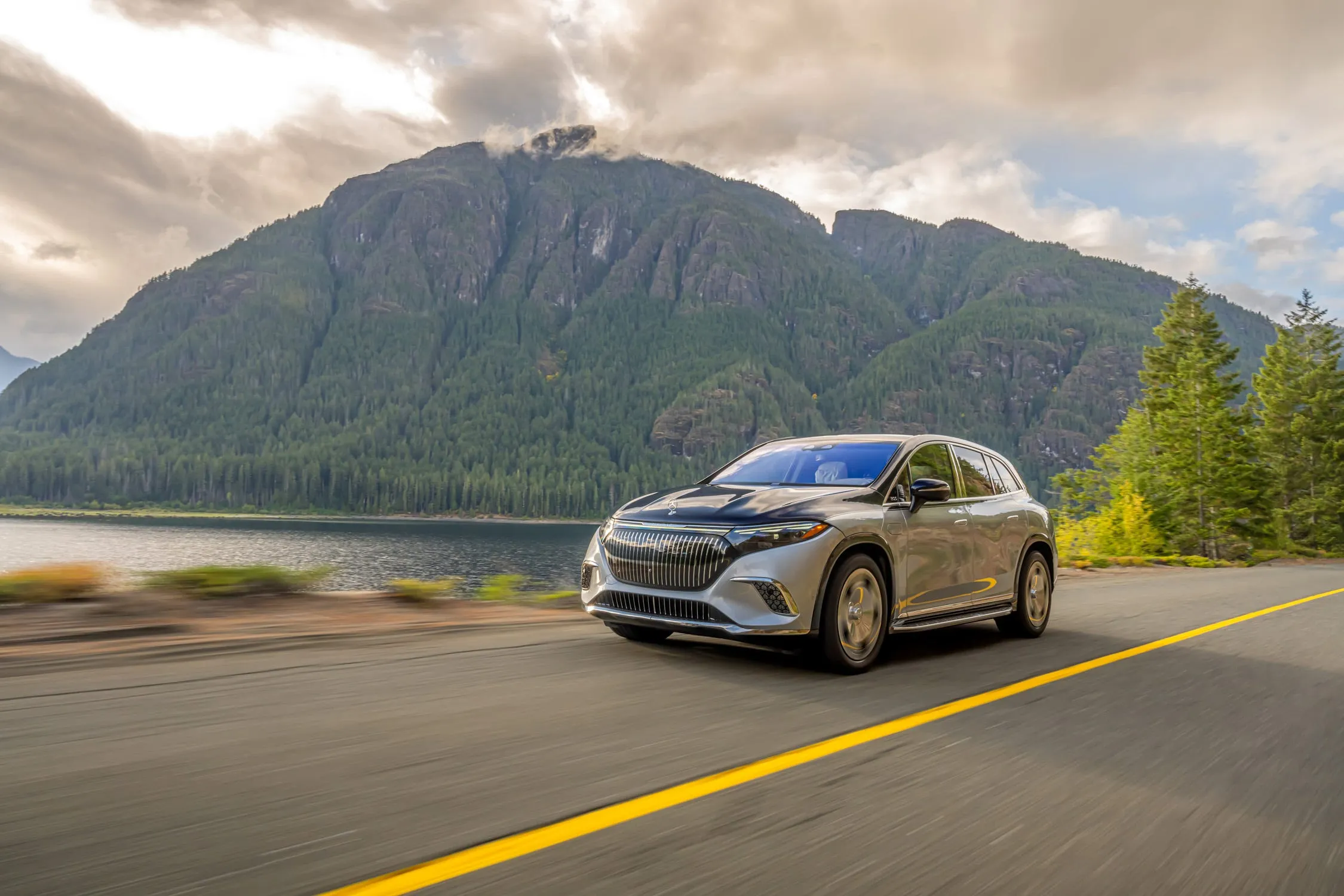 2026년형 메르세데스-마이바흐 EQS SUV 그릴 디테일