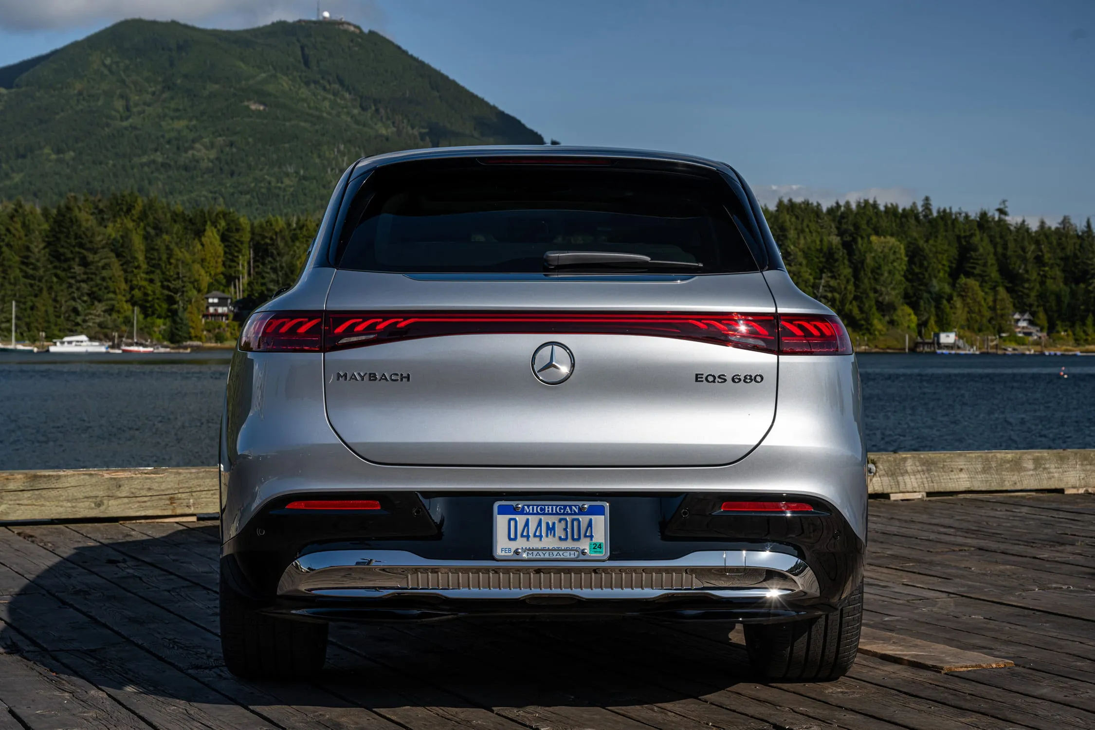 2026년형 메르세데스-마이바흐 EQS SUV 전면 3/4 뷰