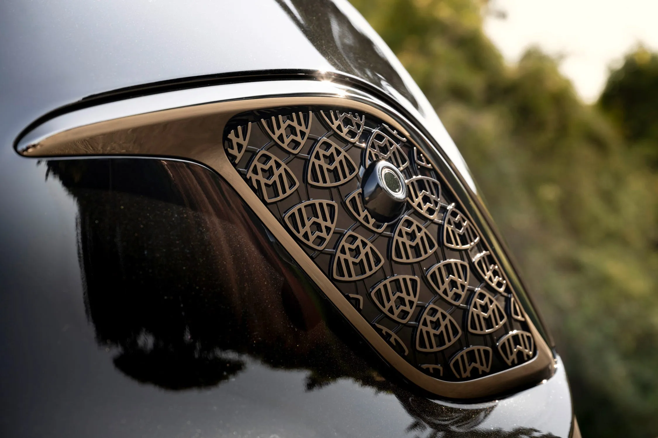 2026년형 메르세데스-마이바흐 EQS SUV 전면 그릴 디테일