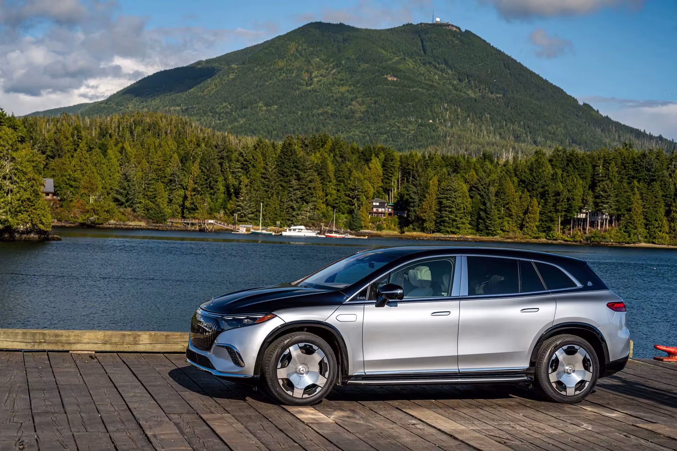 2026년형 메르세데스-마이바흐 EQS SUV 실내 뒷좌석 럭셔리