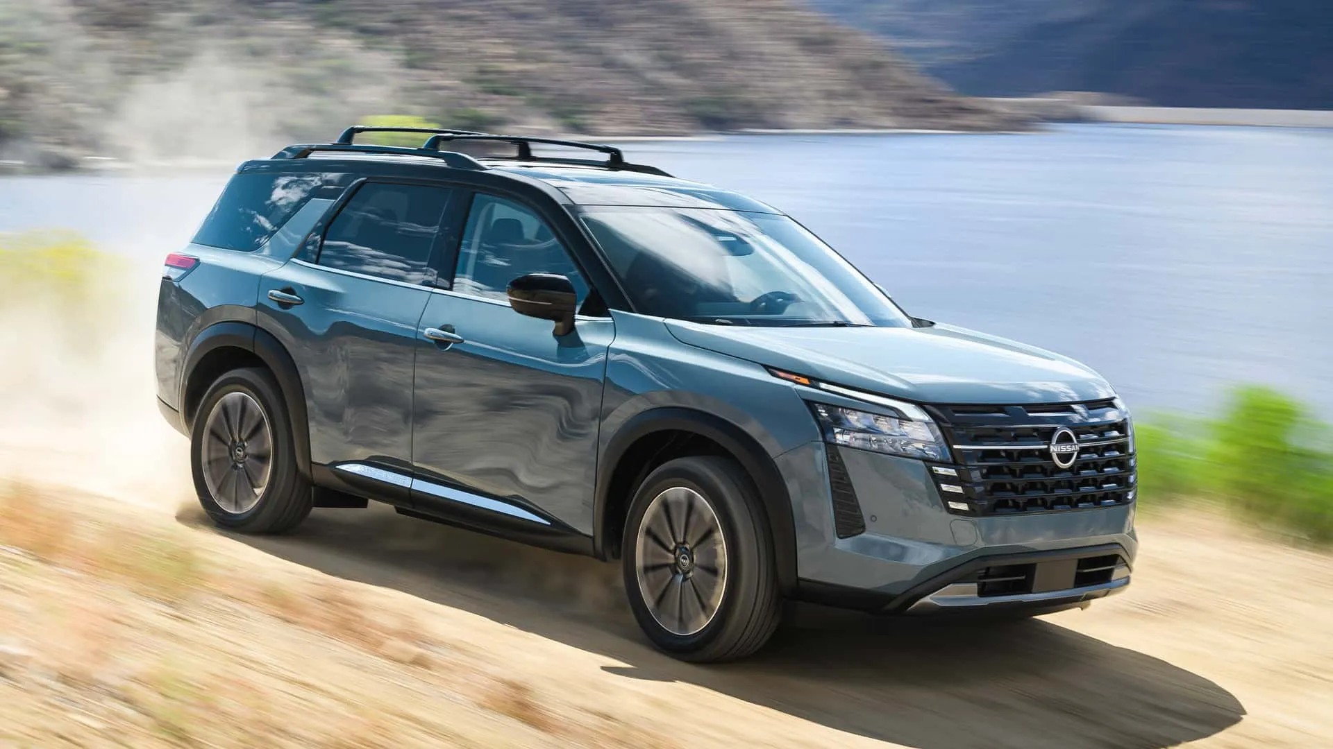 Nissan Pathfinder 2026 color oscuro frontal