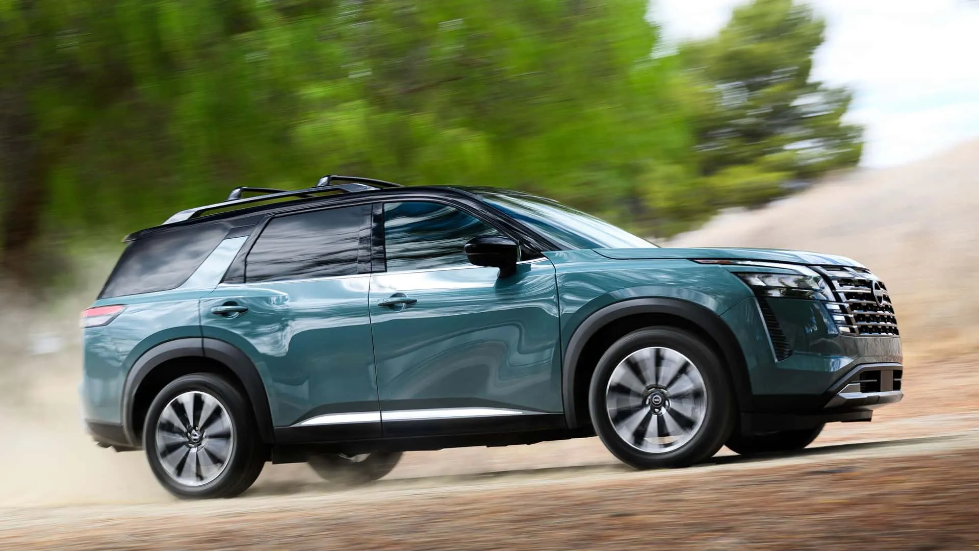 Detalle frontal Nissan Pathfinder 2026