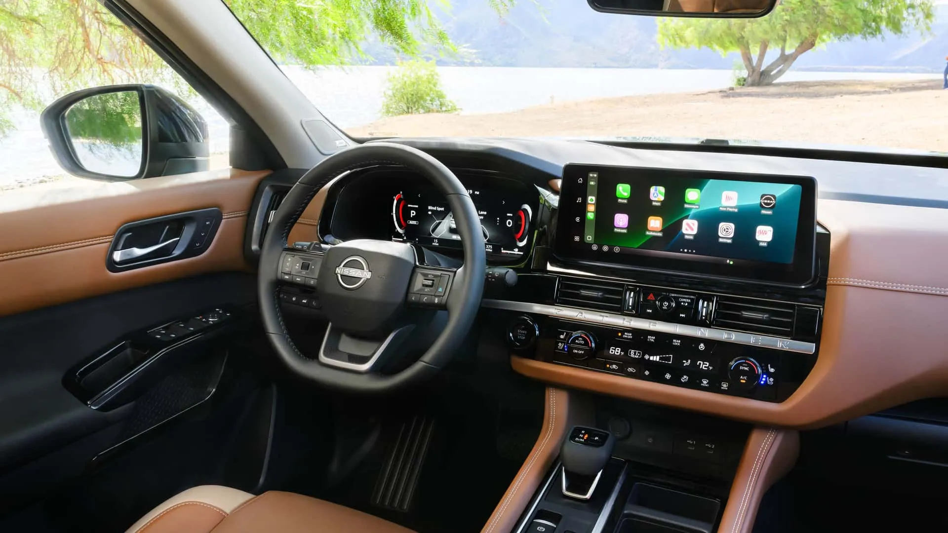 Detalle frontal Pathfinder 2026 gris