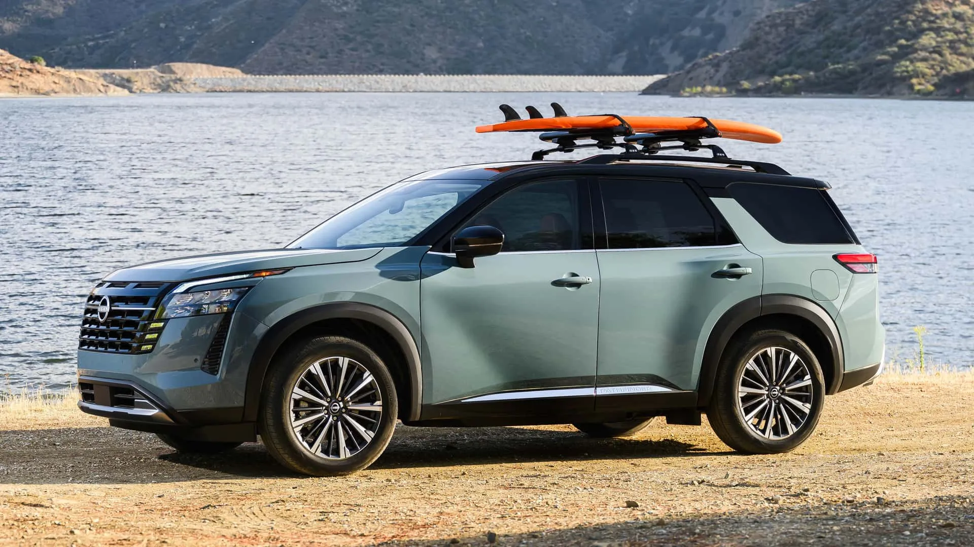 Vista de perfil Nissan Pathfinder 2026