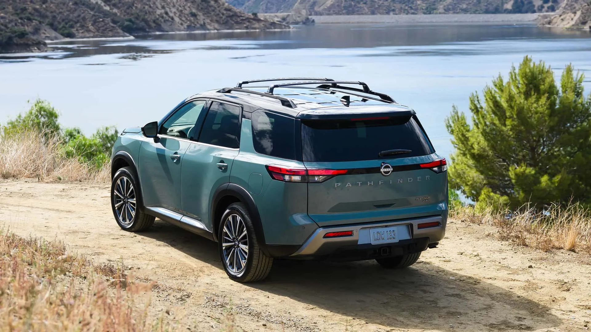 نيو نيسان باثفايندر ٢٠٢٦: شاهد تفصيلاً التحديثات الثورية في تكنولوجيا وتصميم السيارة الرياضية متعددة الاستخدامات ذات الثلاثة صفوف