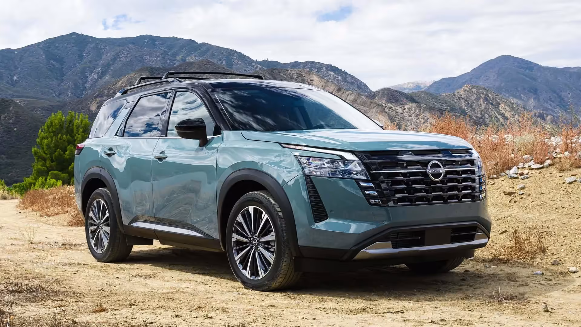 Vista trasera Pathfinder 2026 en terreno off-road