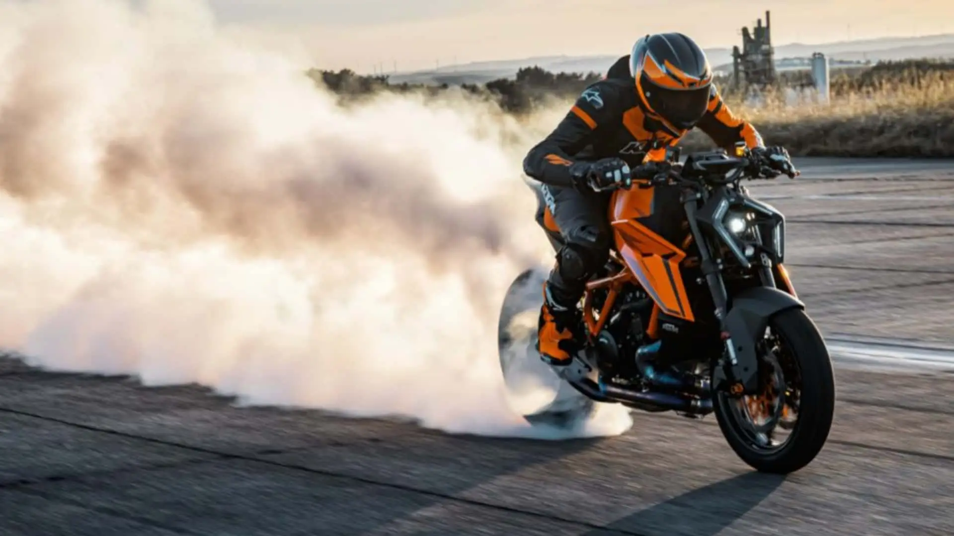 دراجة KTM 1390 سوبر ديوك RR 2026 تقوم بحركة حرق الإطارات (Burnout)