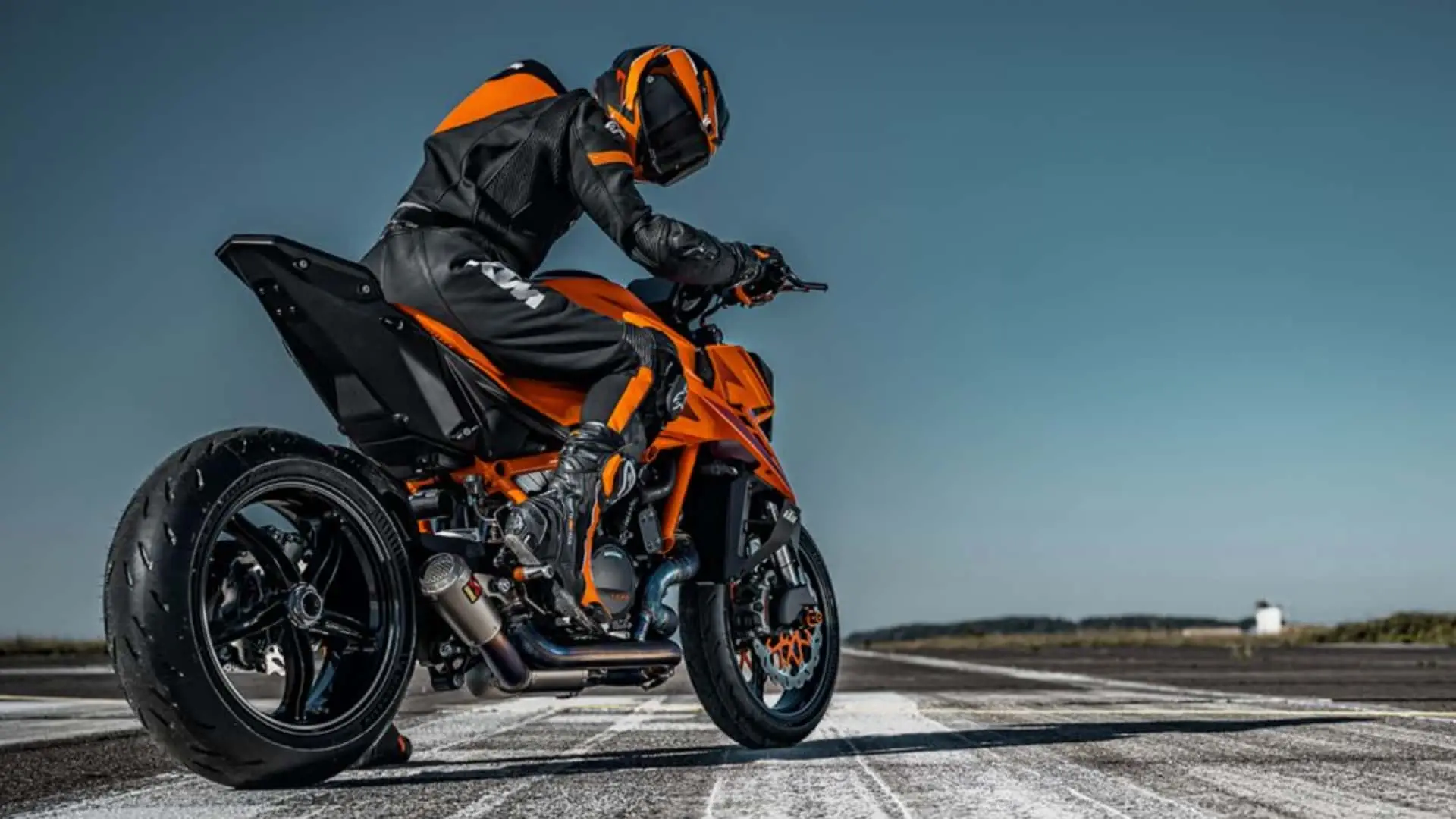 دراجة KTM 1390 سوبر ديوك RR 2026 متوقفة