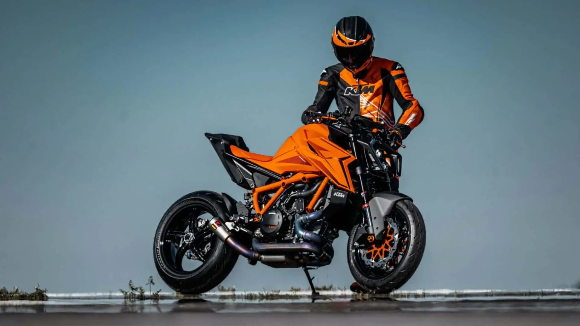 دراجة KTM 1390 سوبر ديوك RR 2026 متوقفة في وضع جانبي