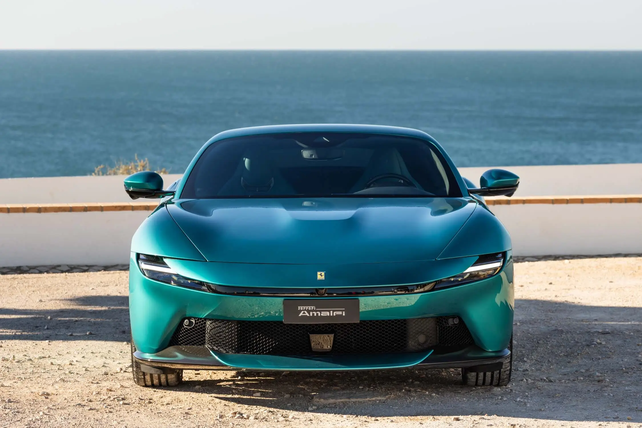 フェラーリ・アマルフィ2027:ローマの後継、本物のボタンと流動性で「グランツーリスモ」を再定義する新型V8クーペ