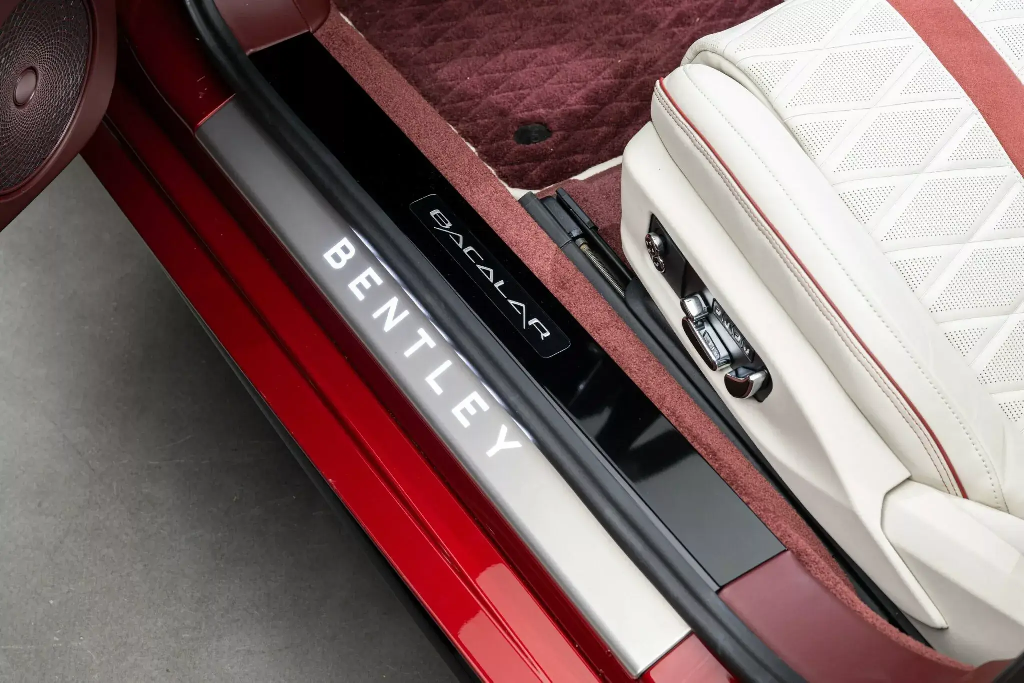 Красный кузов Bentley Bacalar крупный план