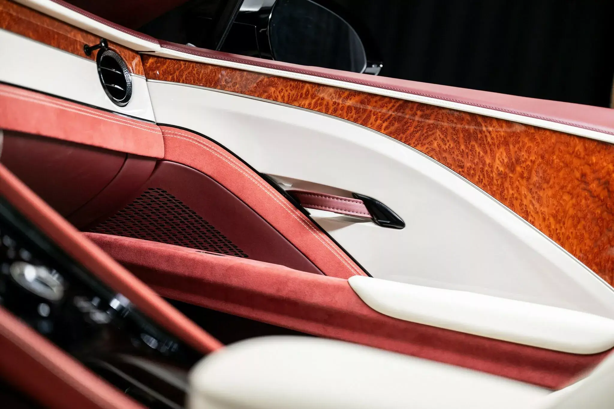 Детали отделки салона Bentley Bacalar