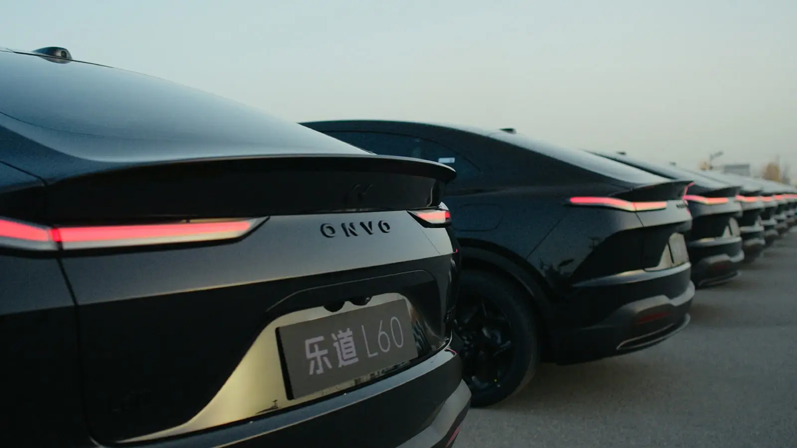 ONVO L60 BLACK KNIGHTの別の角度