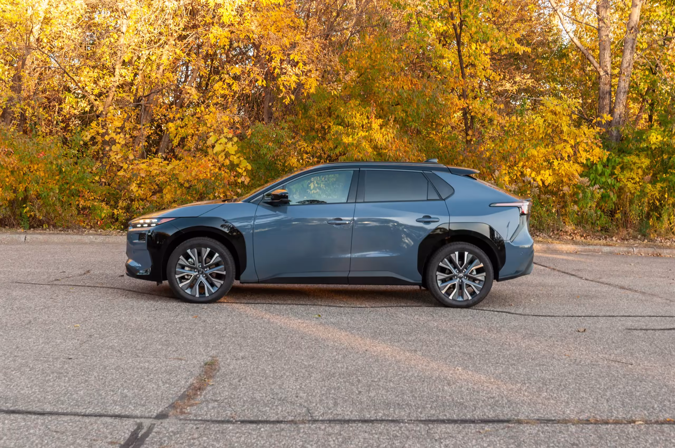 Subaru Solterra 2026 в движении