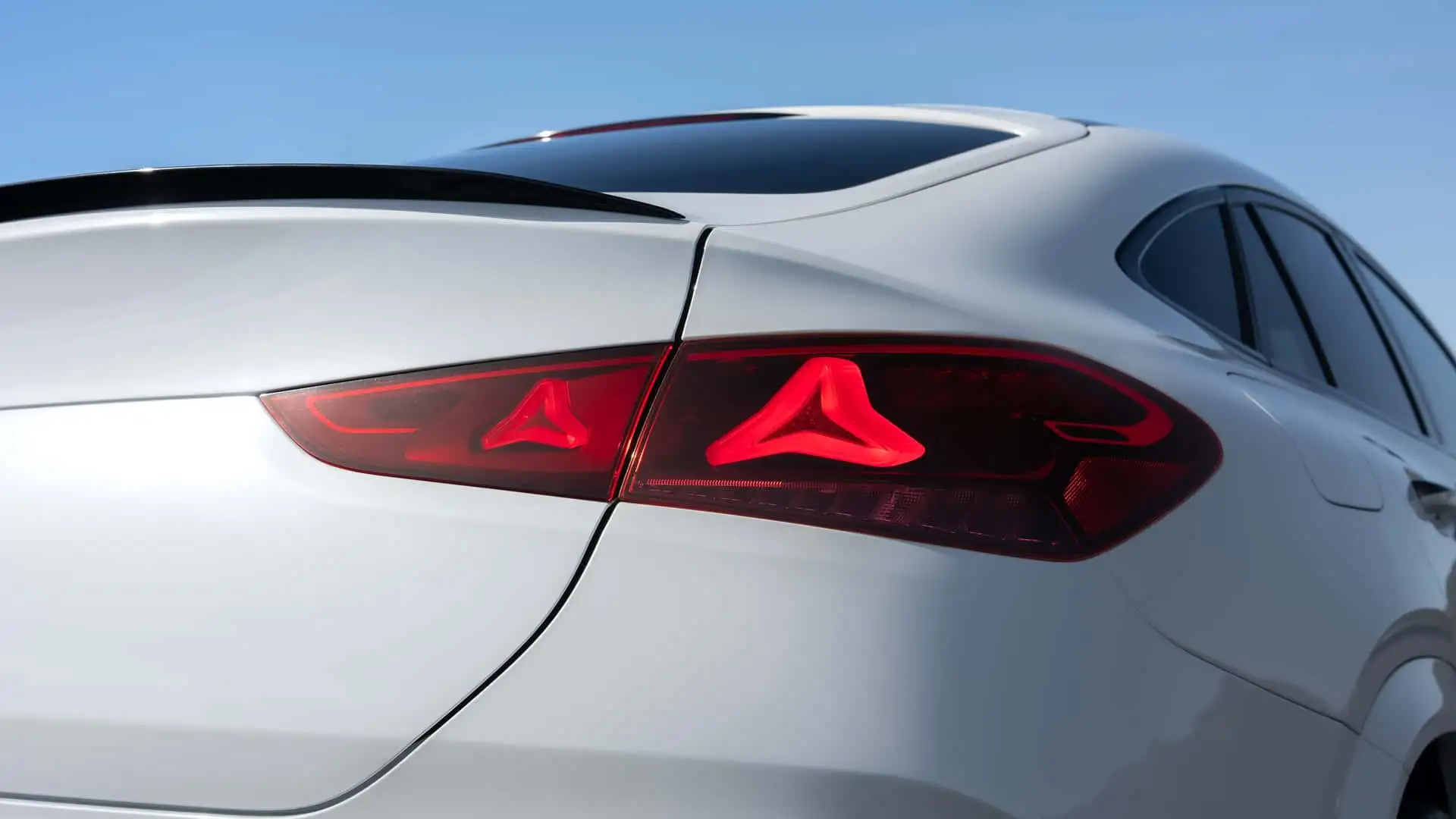 2027 MERCEDES BENZ GLE - Angular Red LED Taillights On Sleek White Rear
