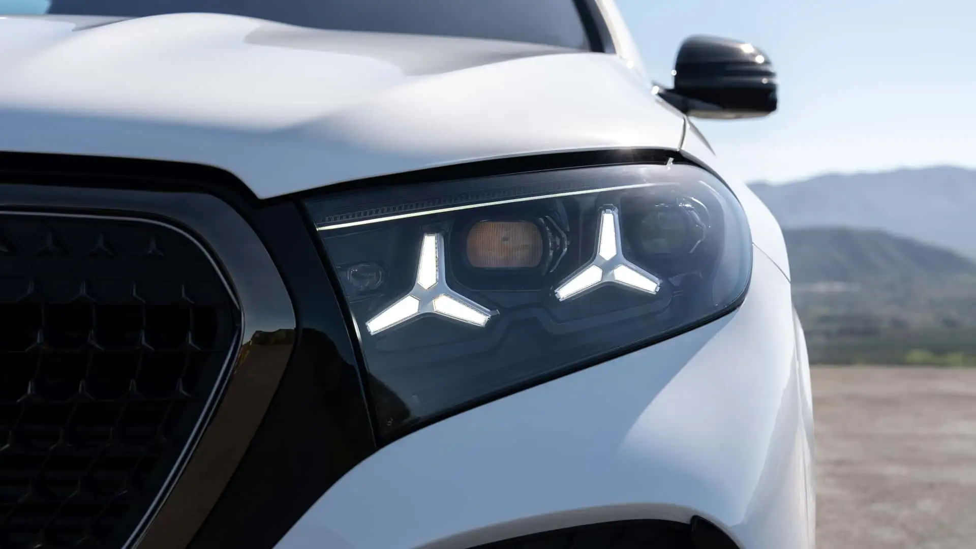 2027 MERCEDES BENZ GLE - Futuristic Angular LED Headlights Black Mesh Grille