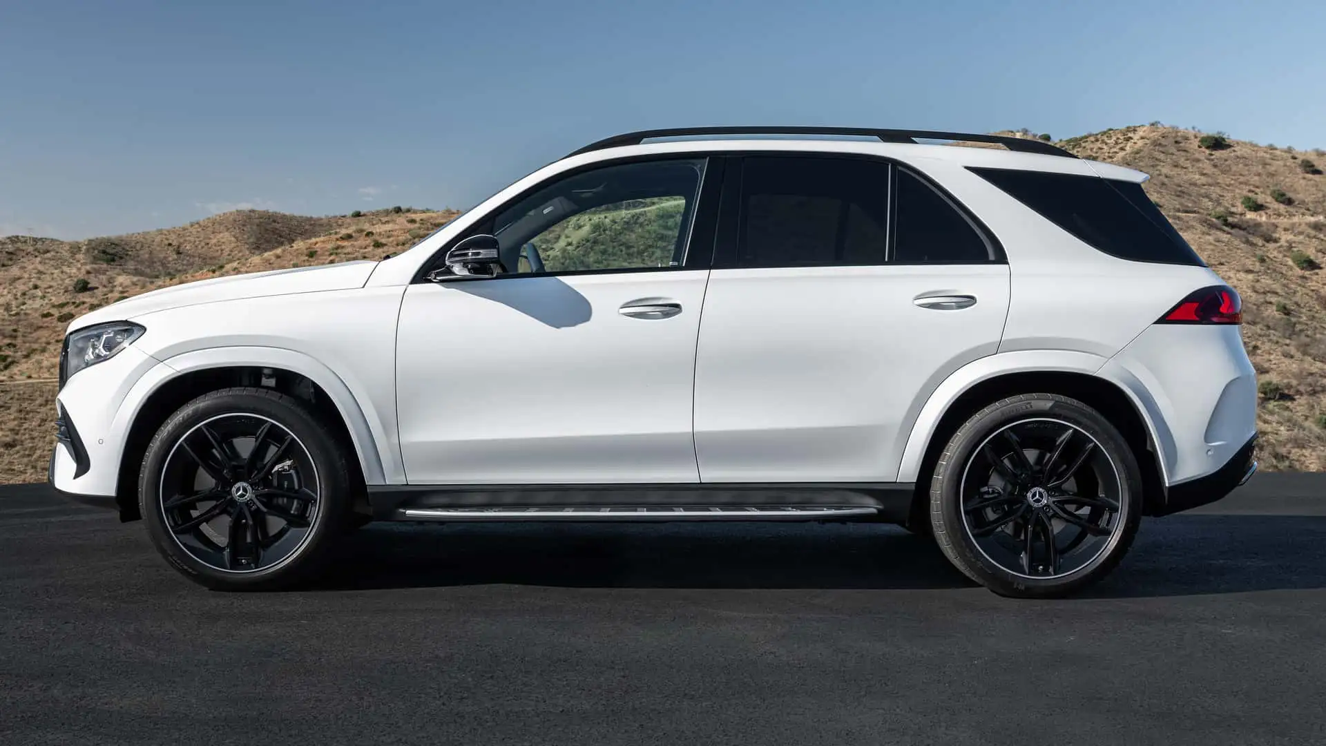 2027 MERCEDES BENZ GLE - Pearl White SUV Side Profile With Black Alloys