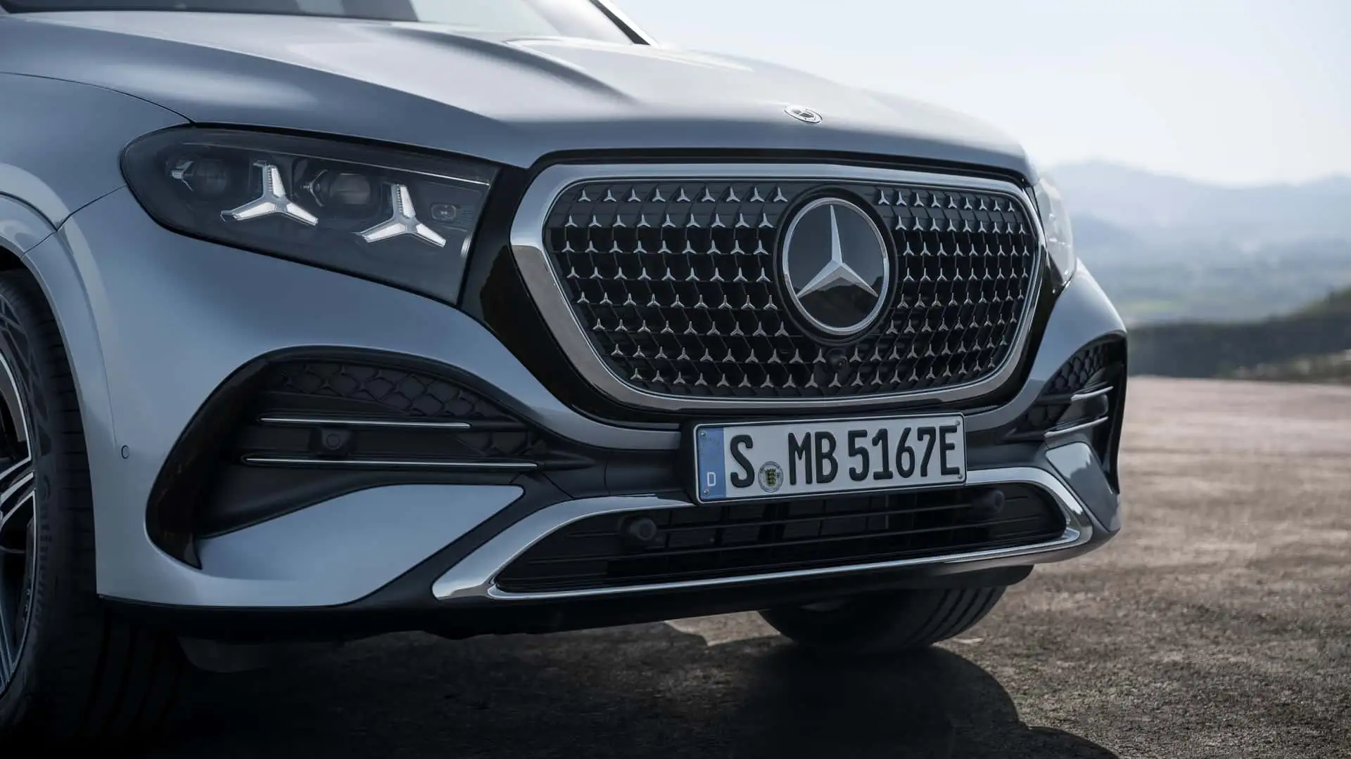 2027 MERCEDES BENZ GLE - Silver Mercedes Front Grille With LED Headlights