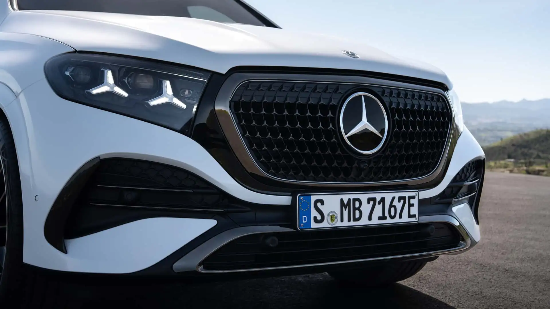 2027 MERCEDES BENZ GLE - Sleek Black Mesh Grille With Illuminated LED Headlights