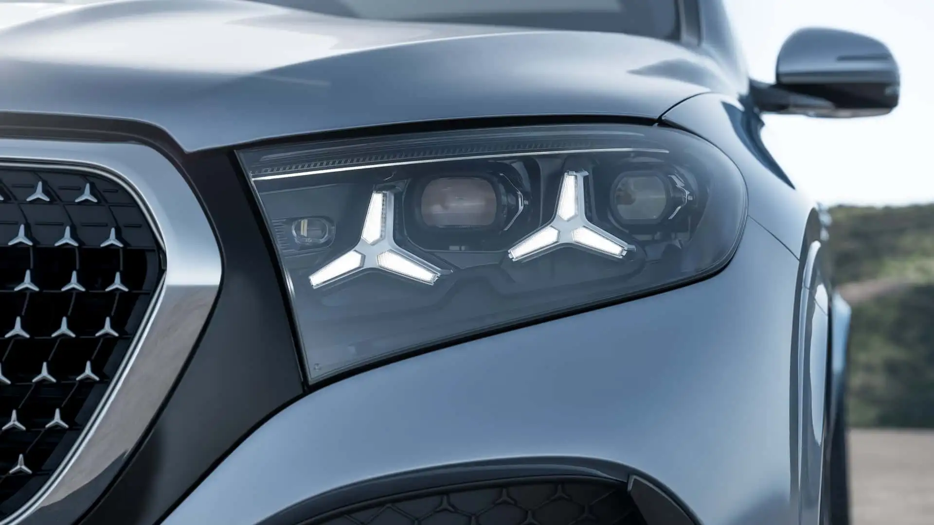 2027 MERCEDES BENZ GLE - Sleek Silver LED Headlights With Mesh Grille