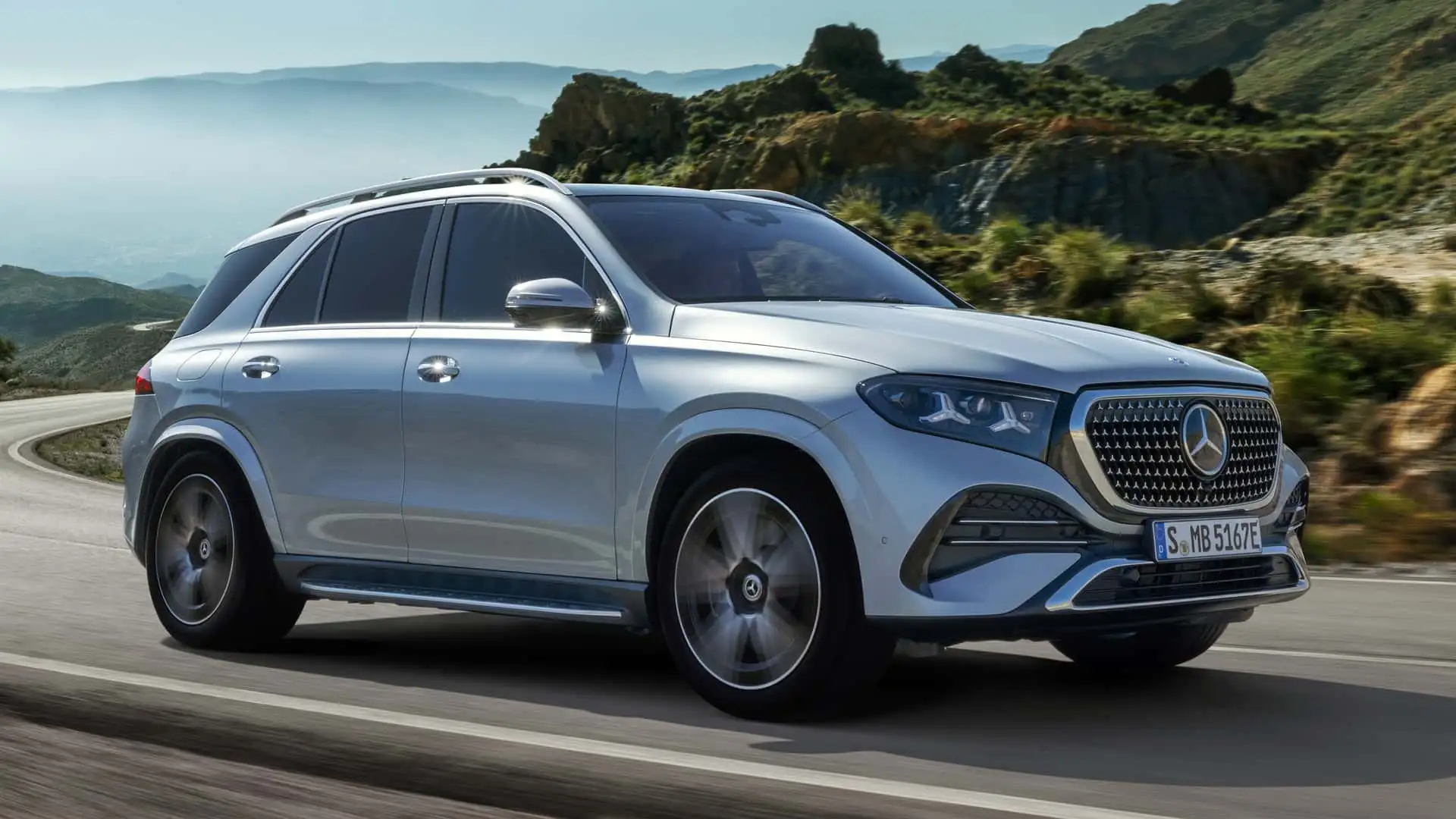2027 MERCEDES BENZ GLE - Sleek Silver Mercedes GLE SUV Dynamic Profile