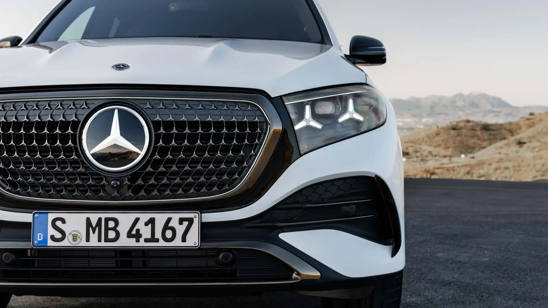 2027 MERCEDES BENZ GLE - Sleek White Front With Black Mesh Grille And LED Headlights