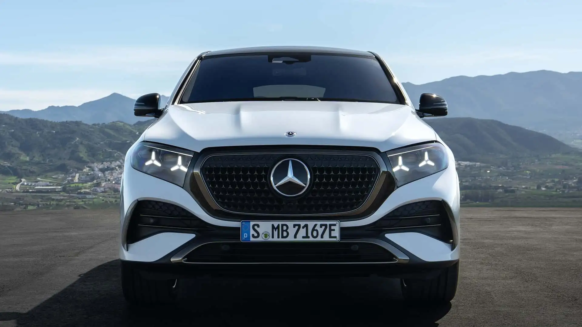 2027 MERCEDES BENZ GLE - White Mercedes SUV Front Grille With LED Headlights
