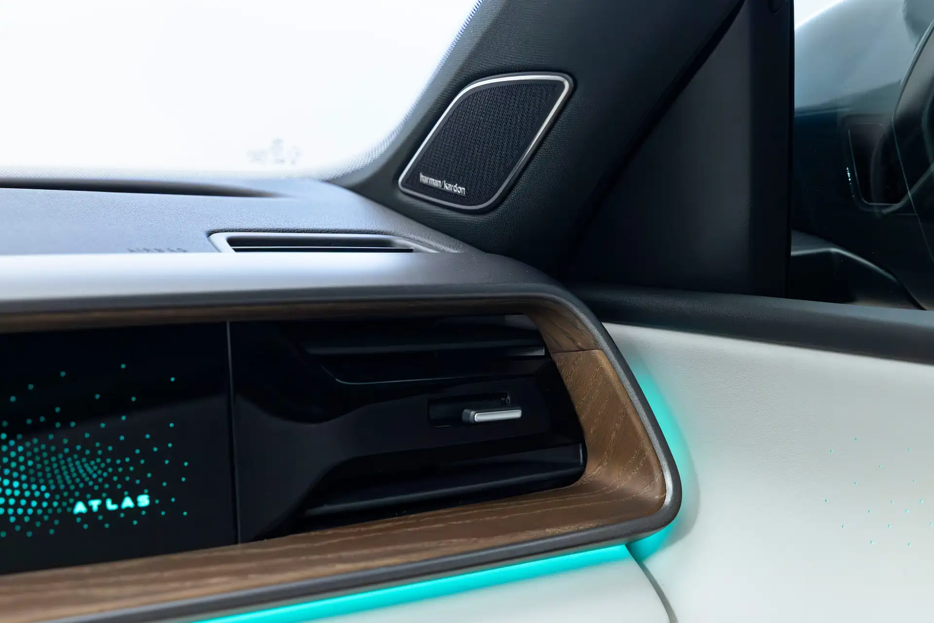 2027 VOLKSWAGEN ATLAS - Futuristic Dashboard With Atlas Screen And Cyan Wood Glow