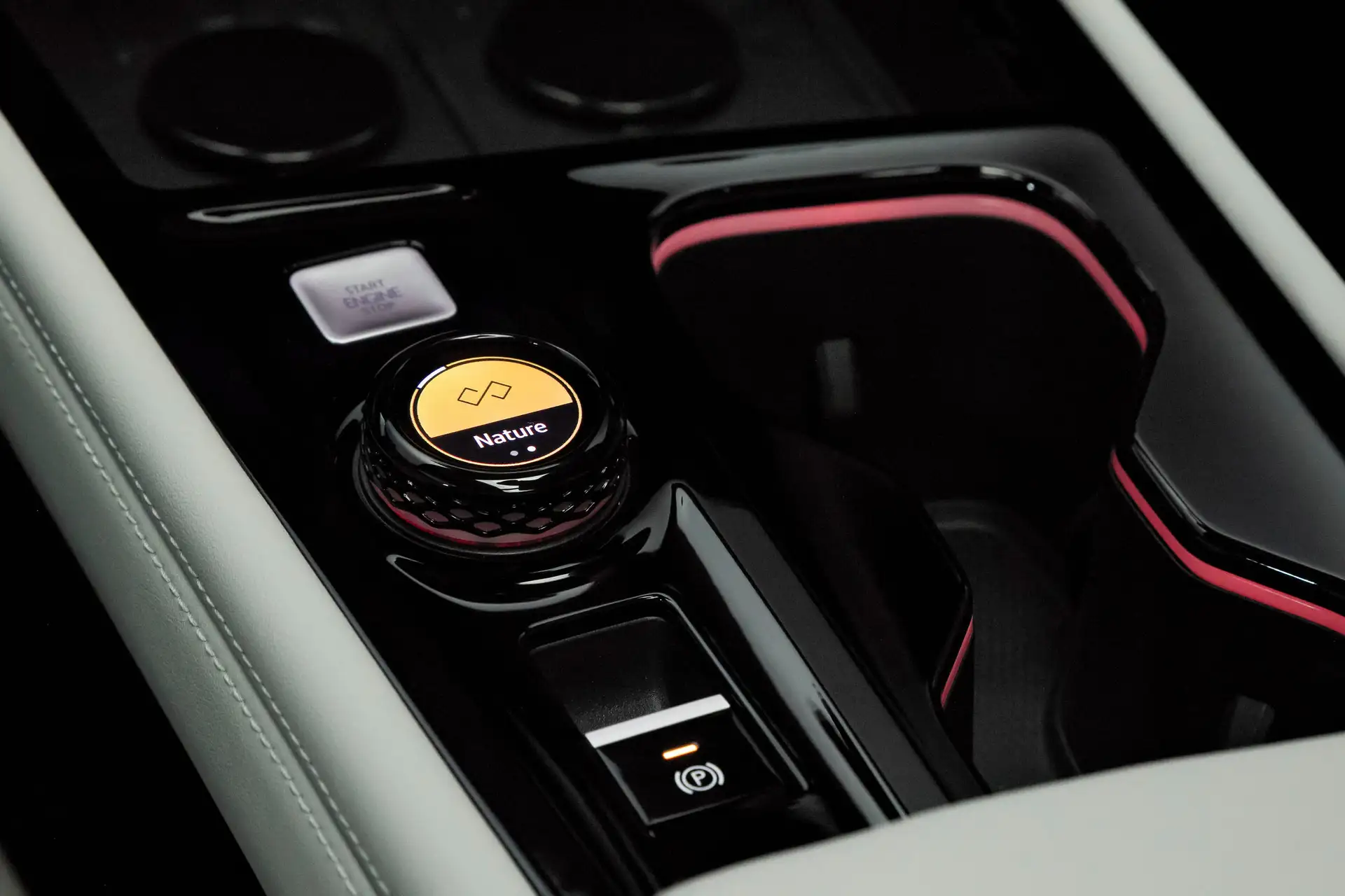 2027 VOLKSWAGEN ATLAS - Glossy Black Center Console With Yellow Nature Dial Red Accents