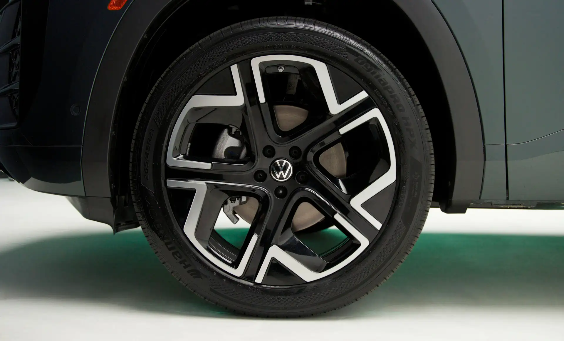 2027 VOLKSWAGEN ATLAS - Glossy Black Multi Spoke VW Alloy Wheel
