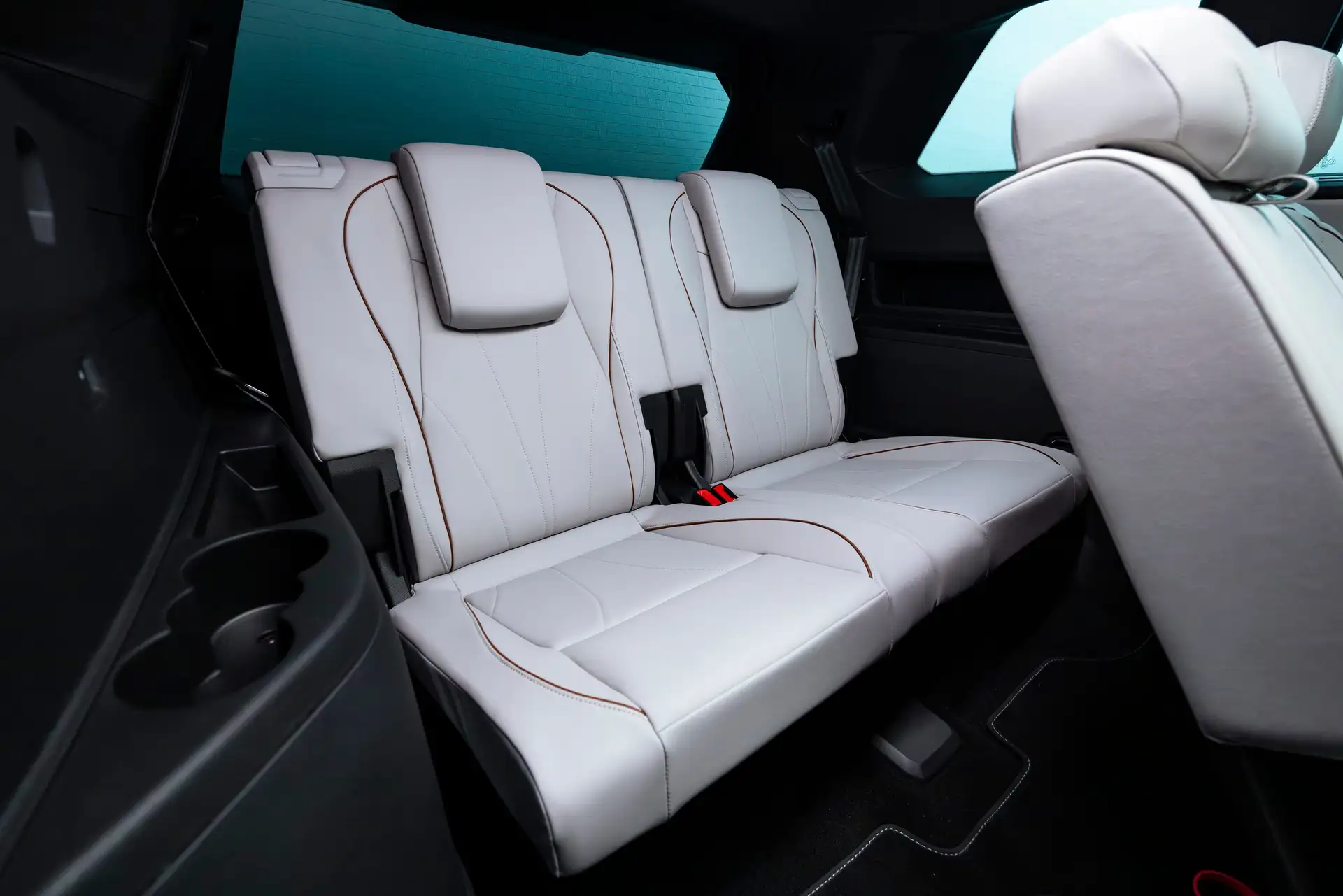 2027 VOLKSWAGEN ATLAS - Luxurious White Leather Rear Seats With Tan Piping