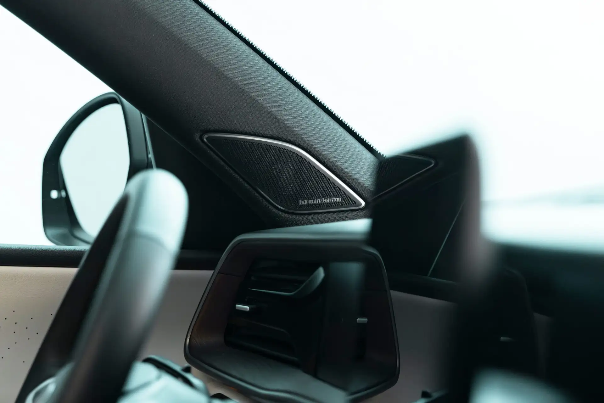 2027 VOLKSWAGEN ATLAS - Premium Black Dashboard With Harman Kardon Speaker