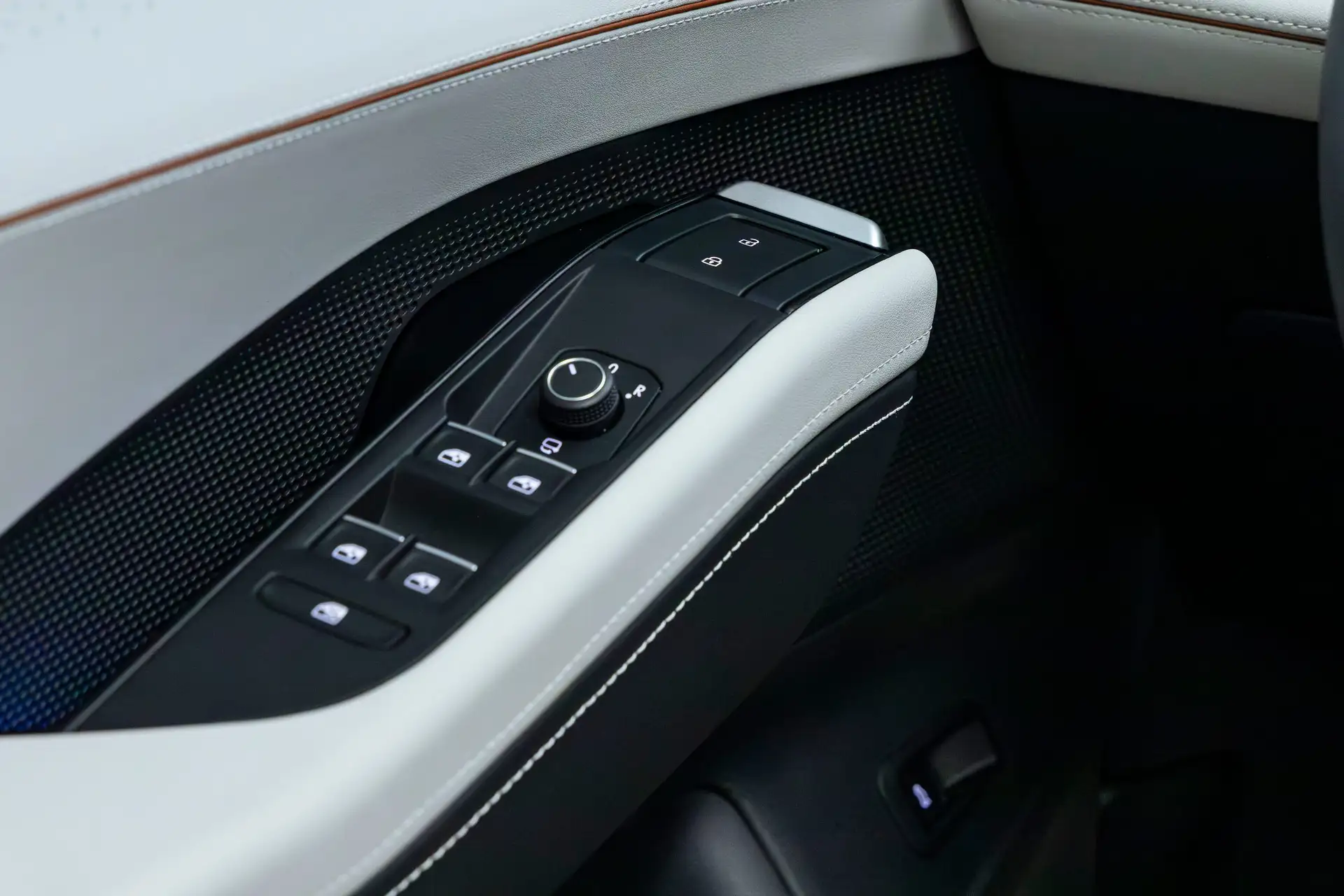 2027 VOLKSWAGEN ATLAS - Premium White Tan Stitched Door Controls Panel