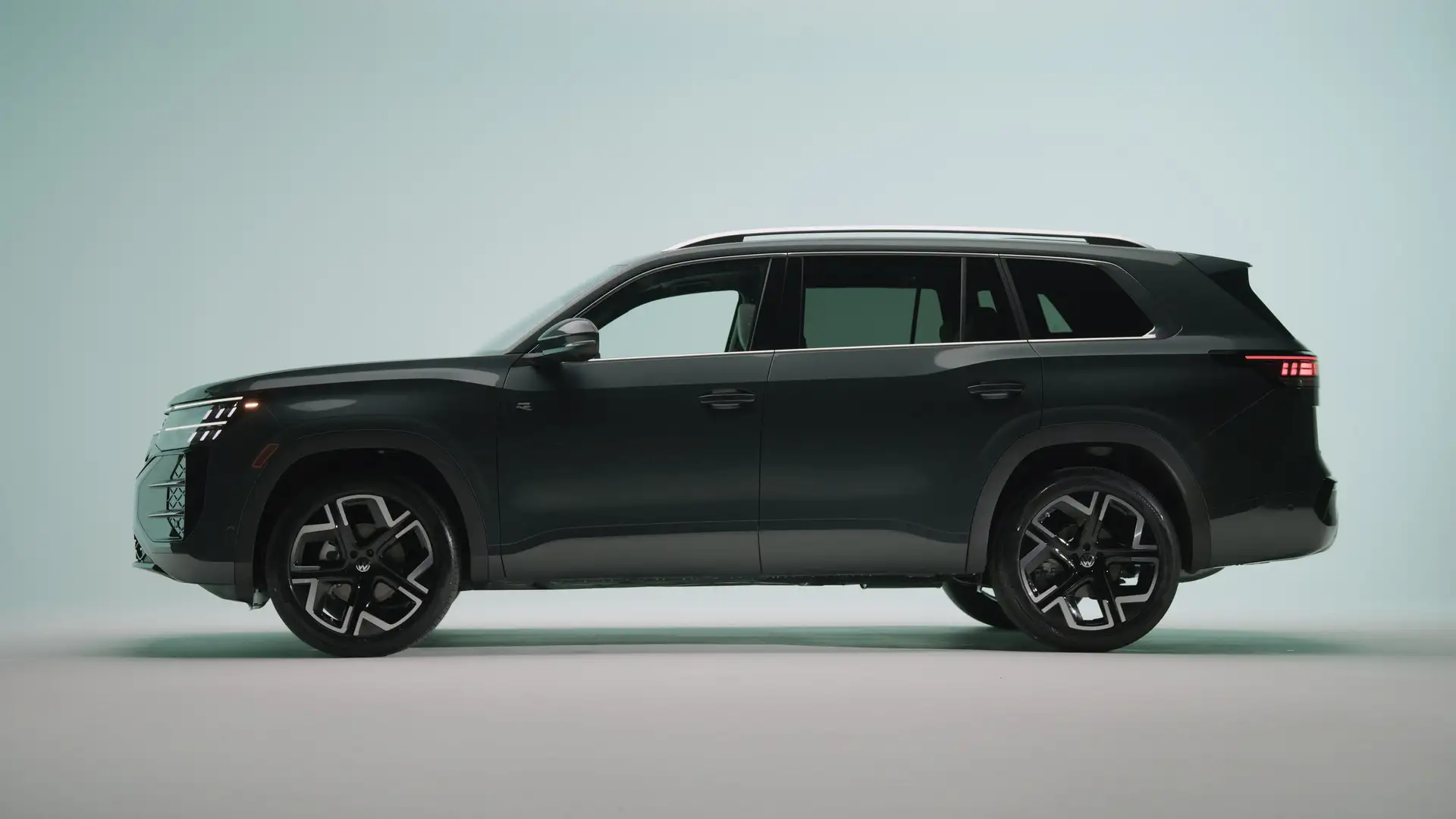 2027 VOLKSWAGEN ATLAS - Sleek Glossy Black SUV Side Profile With Sporty Alloys
