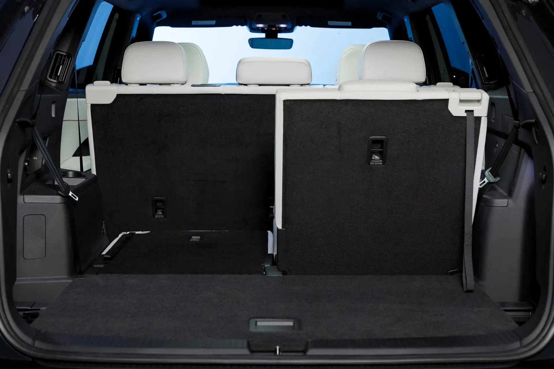 2027 VOLKSWAGEN ATLAS - Spacious Black Cargo Trunk With White Panels