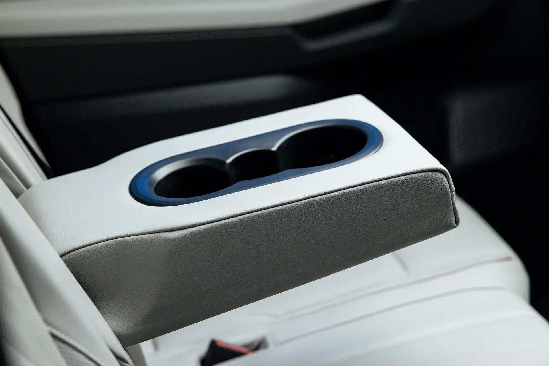 2027 VOLKSWAGEN ATLAS - White Leather Armrest With Blue Trimmed Dual Cup Holders