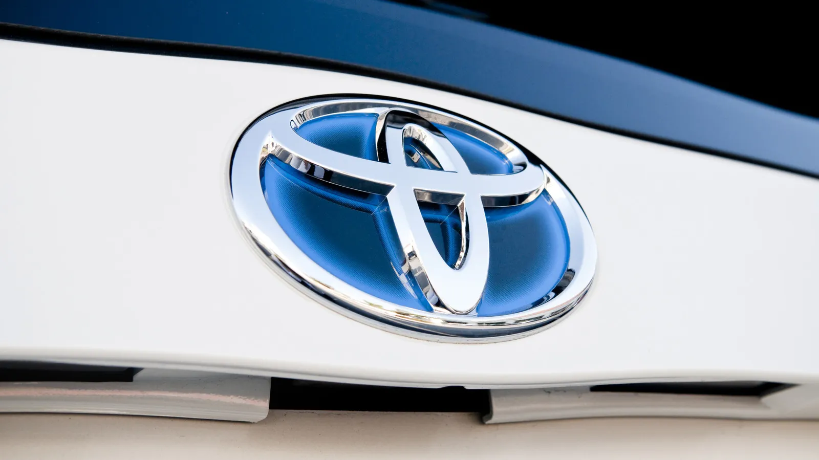 TOYOTA CAMRY Why Toyota Quietly Erased The Blue Hybrid Badge After 15 Years