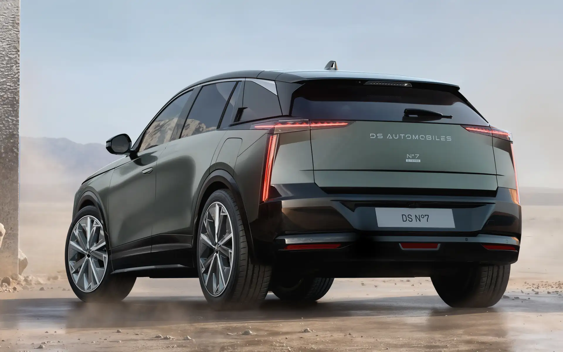 ดีเอส หมายเลข 7 เปลี่ยนความหรูหราฝรั่งเศสเป็นคำกล่าวเรื่องความยั่งยืนกับห้องโดยสารอะลคันทาร่าสีน้ำเงินเข้ม