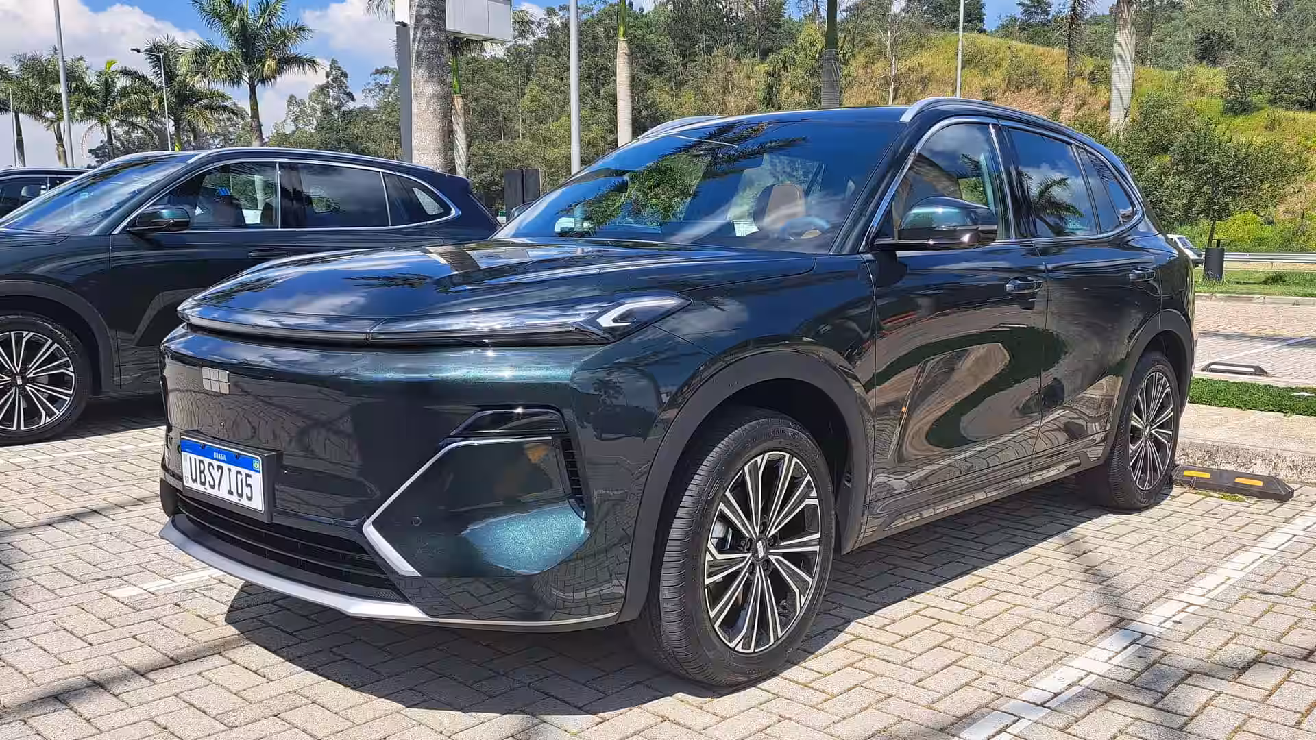 2026 Geely EX5 EM I - Black Front Three Quarter With LED DRL