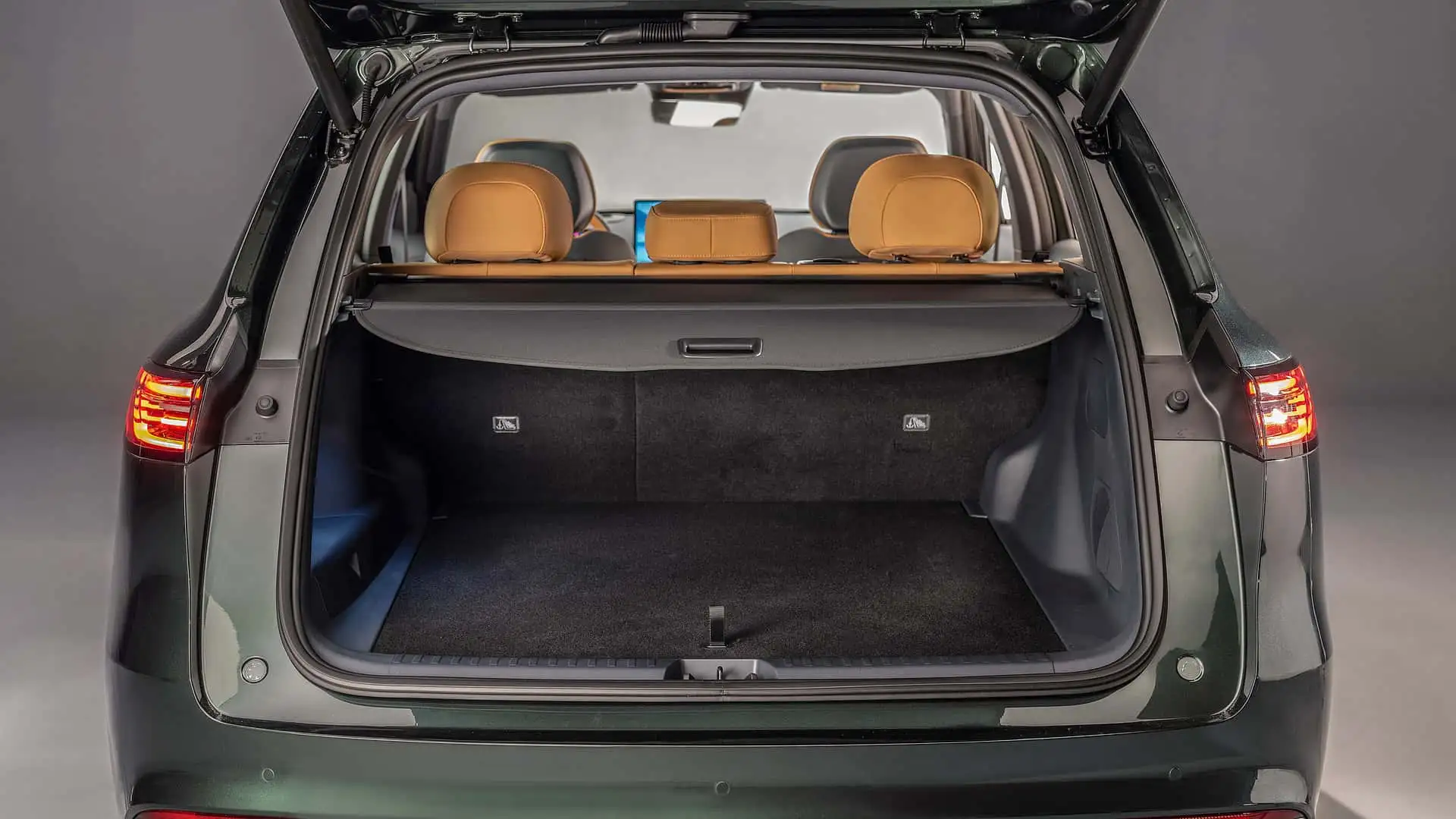 2026 Geely EX5 EM I - Brown And Black Rear Cargo Area With Retractable Cover