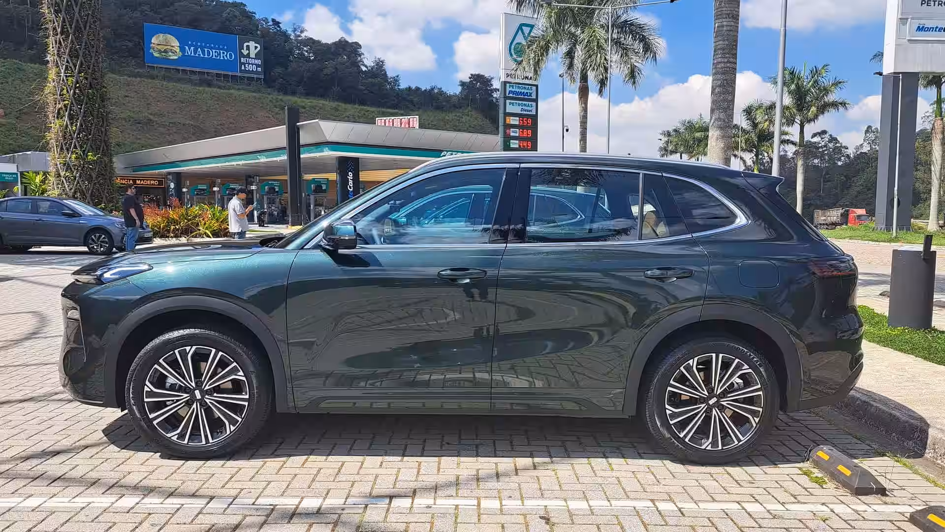 2026 Geely EX5 EM I - Dark Green SUV Side Profile With Alloy Wheels