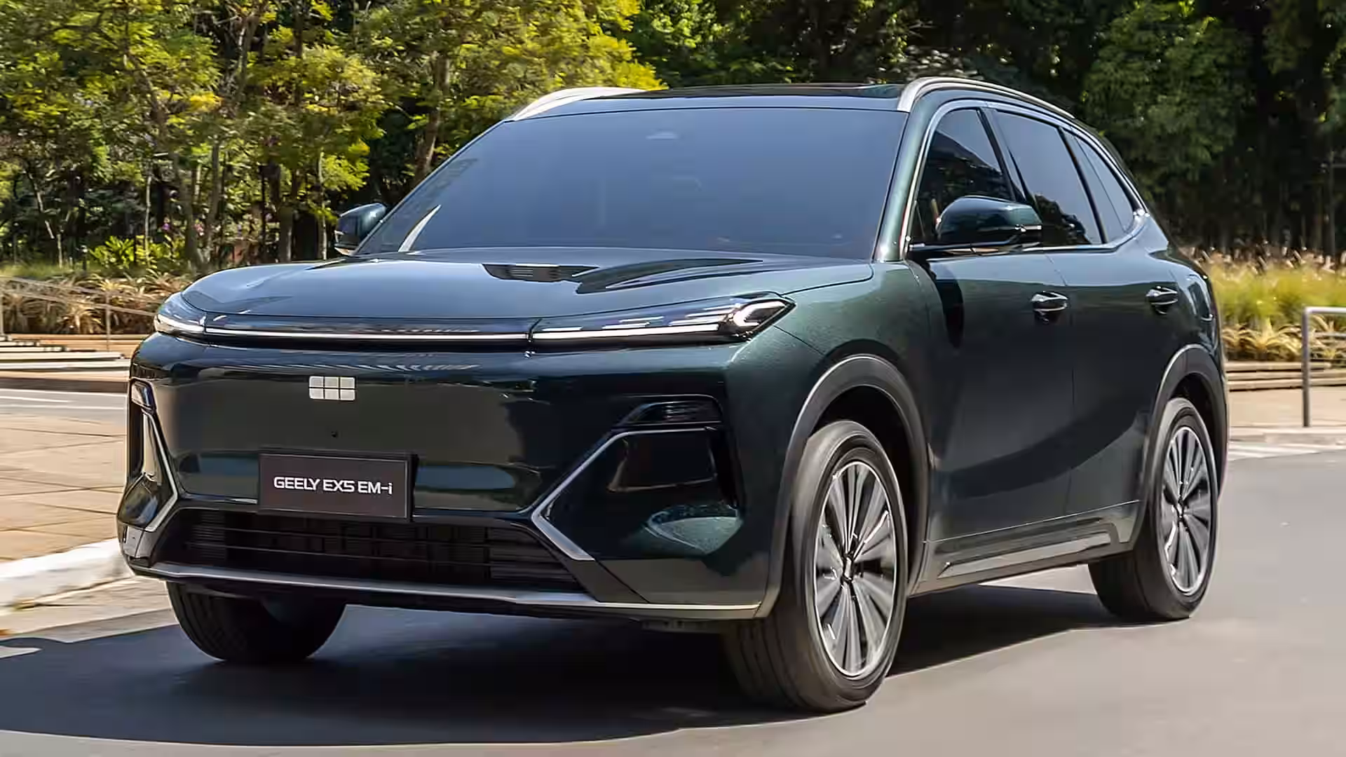 2026 Geely EX5 EM I - Deep Green Front Three Quarter With LED