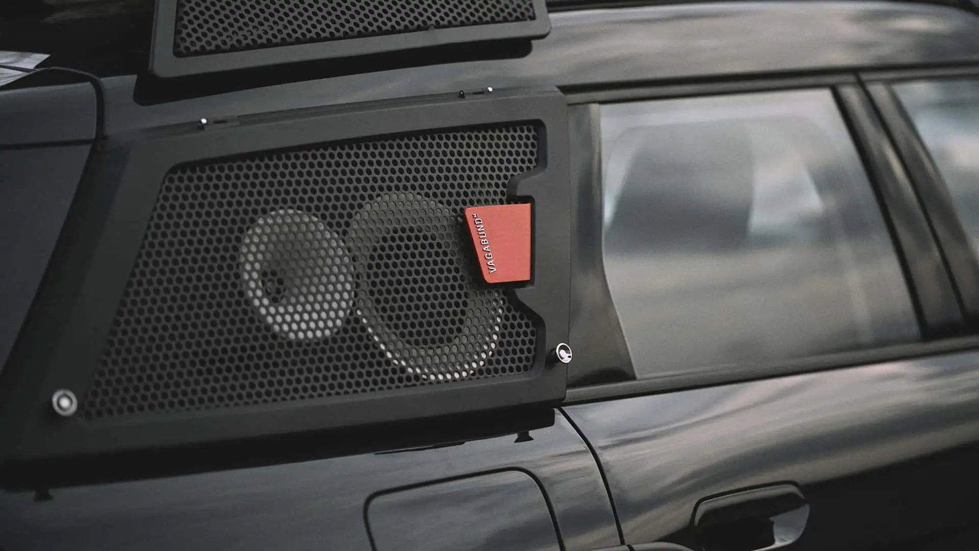 2026 MINI COUNTRYMAN X VAGABUND - Stylish Black Speaker With Red Accents