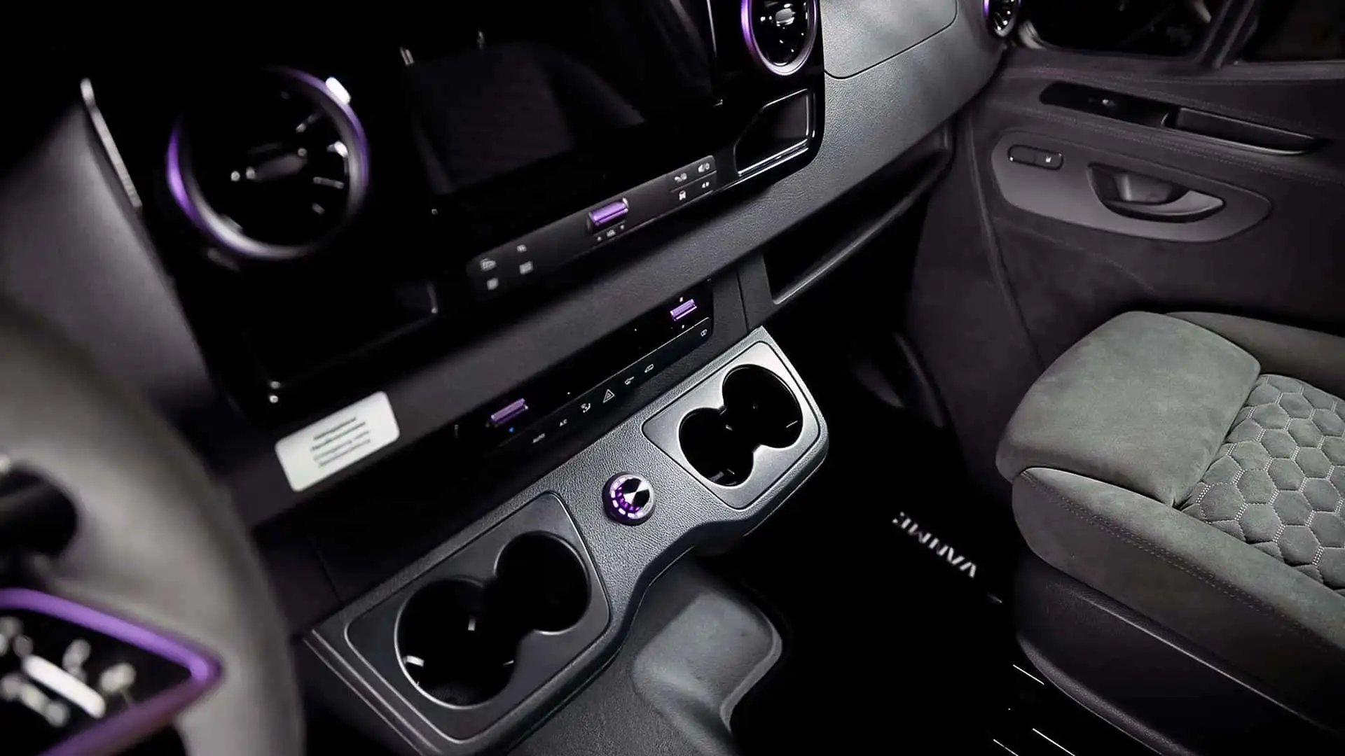 2026 Mercedes Sprinter Vanne Niffler - Modern Gray Suede Dashboard Purple Ambient Lighting